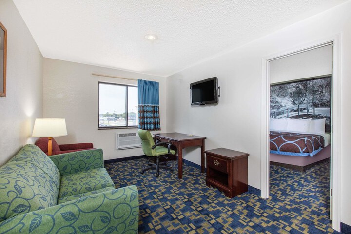 Room 11 of 16