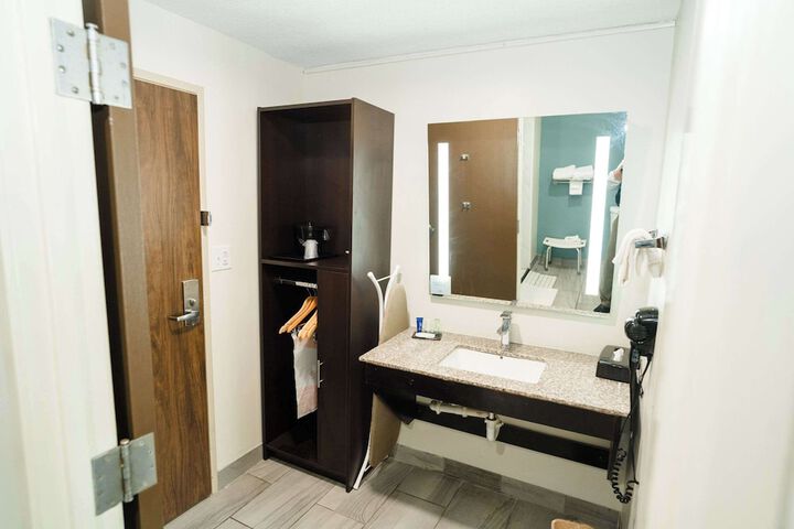 Room 101 of 142