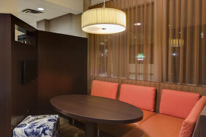 Lounge 14 of 17