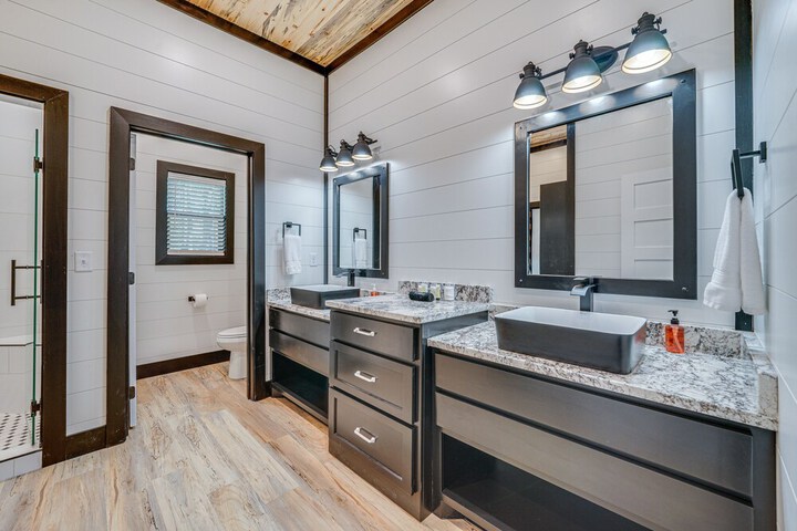 Near New Casino: Broken Bow Cabin w / Hot Tub