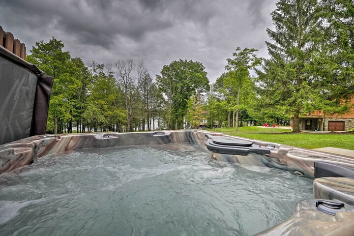 Indian Lake Retreat w / Wet Bar & Covered Deck