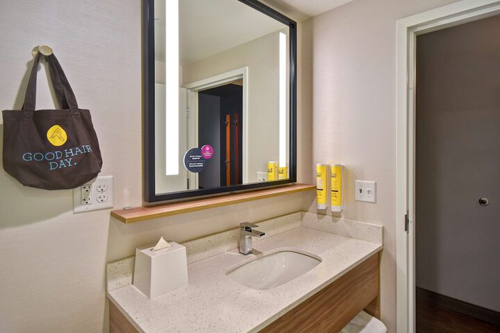 Tru by Hilton Manchester Downtown