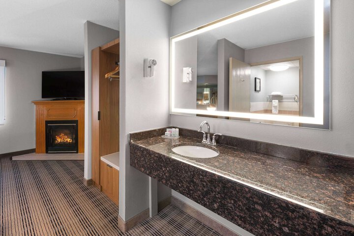 AmericInn by Wyndham North Branch