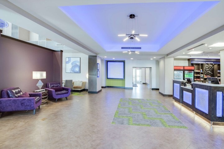 Lounge 37 of 40