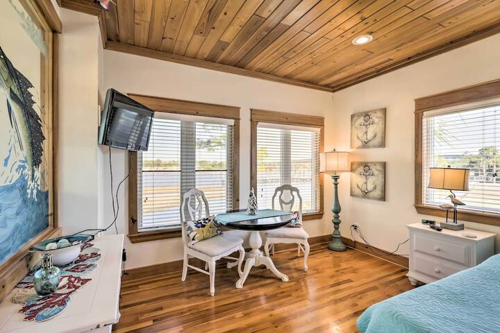 Riverfront Carrabelle Home w / Furnished Patio!