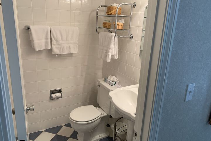 Room 33 of 168