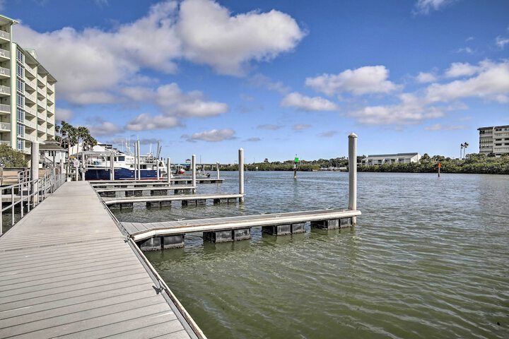 Waterfront Condo w / Water Park Walk to the Beach!