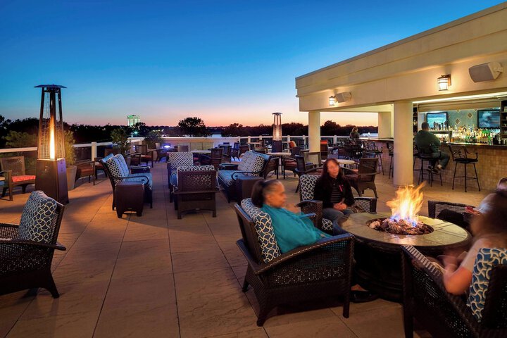 Lounge 60 of 72