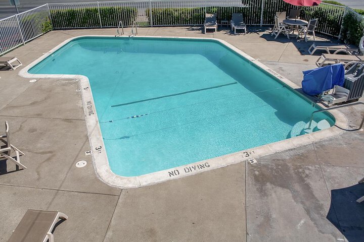 Pool 10 of 35