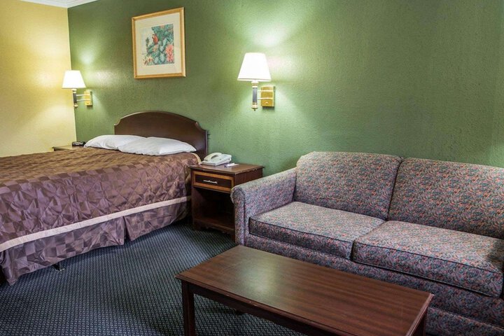 Rodeway Inn & Suites Plymouth Hwy 64