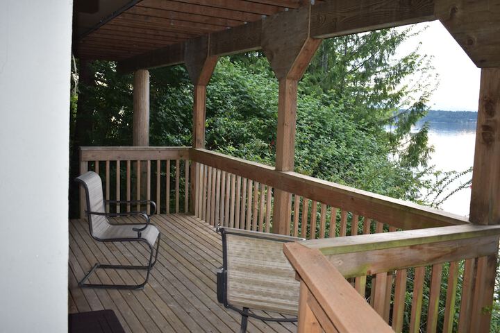 PNW MCM 155ft Private Waterfront Gem on Raft Island w / Hot Tub 3 Bedroom Home by RedAwning