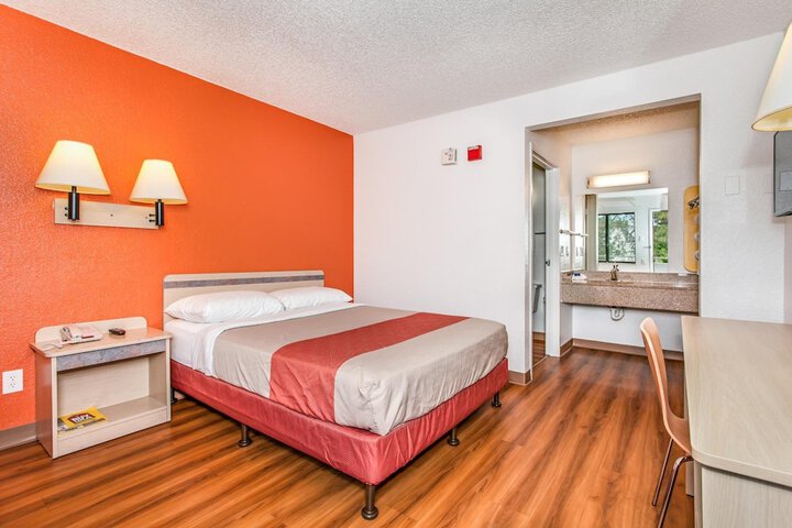 Room 32 of 65