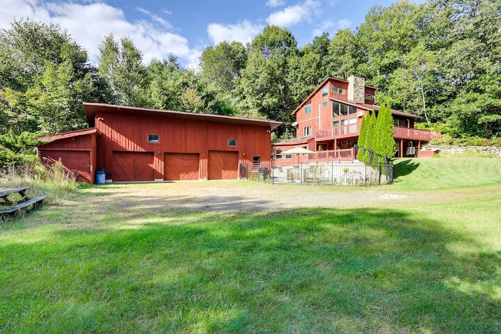 Spacious Woodbury Home w / Pool + Hot Tub!