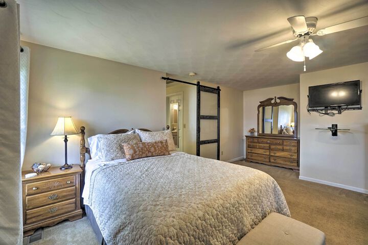 Delightful Tipp City Unit w / Covered Patio!