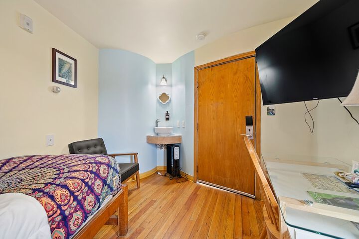 Room 21 of 38