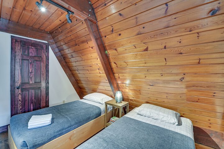 Walk to Ski Lift! Charming Hunter A-frame