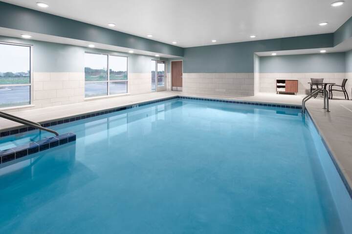Holiday Inn Express & Suites Elkhorn - Lake Geneva Area by IHG