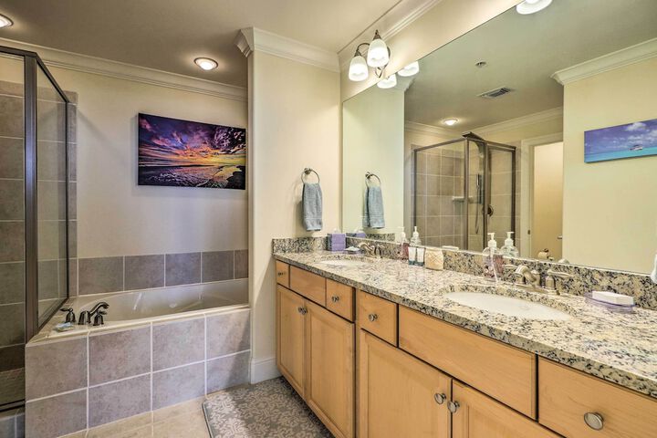 Beachfront Dauphin Island Condo w / 2 Pools & Sauna