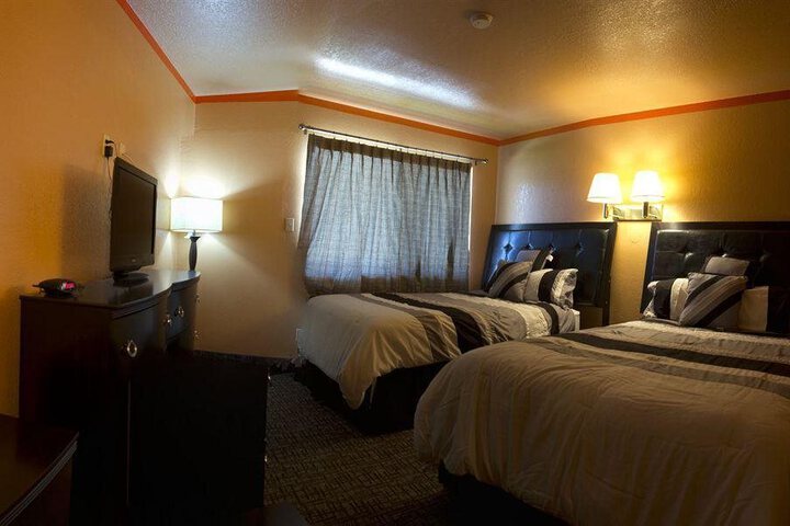 CAPITOL INN & SUITES