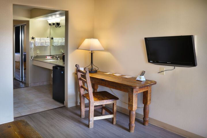 Days Inn & Suites by Wyndham Llano