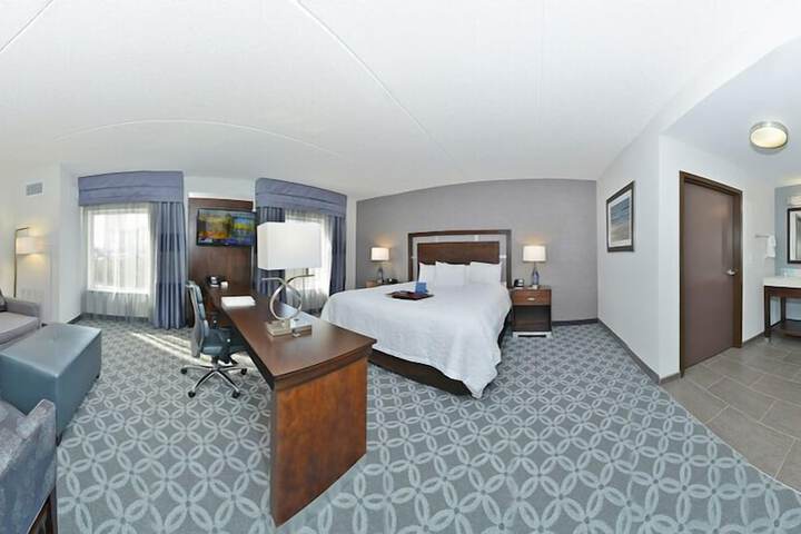 Hampton Inn & Suites Greensboro / Coliseum Area