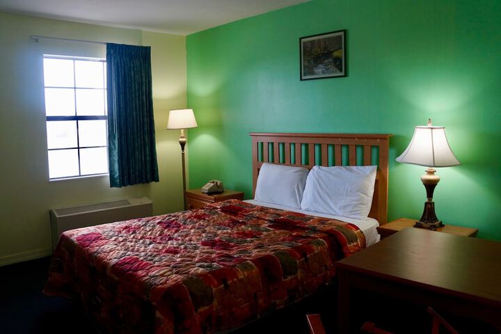 Room 13 of 33