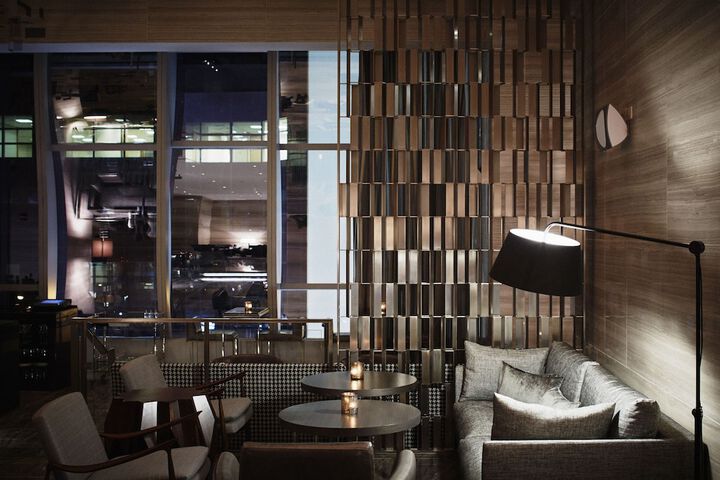 Lounge 92 of 103