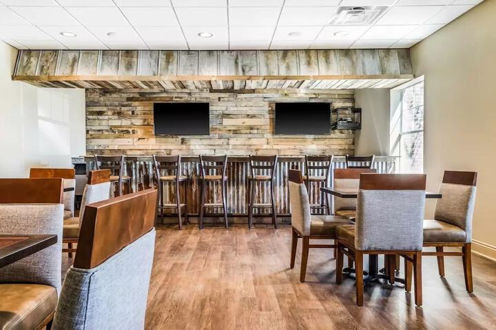 MainStay Suites Hackberry Sportsmans Lodge