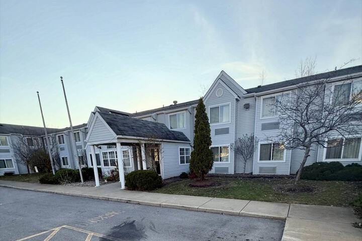 CenterWay Hotel Buffalo North Near University