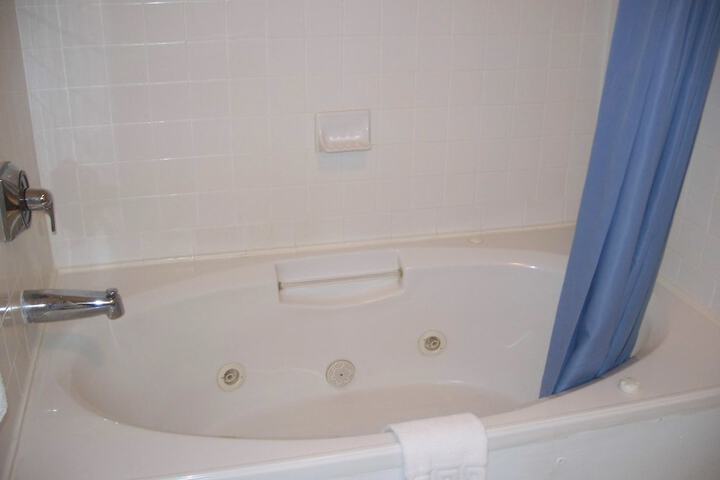 Hot Tub 33 of 36