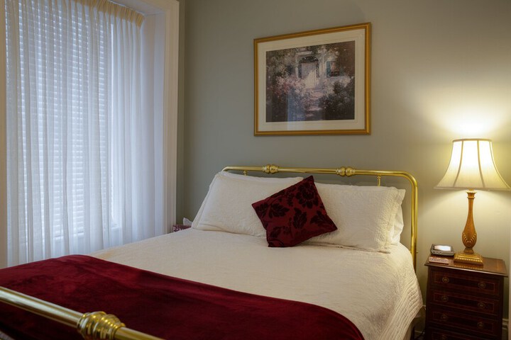 Sir Isaac Brock B & B Luxury Suites