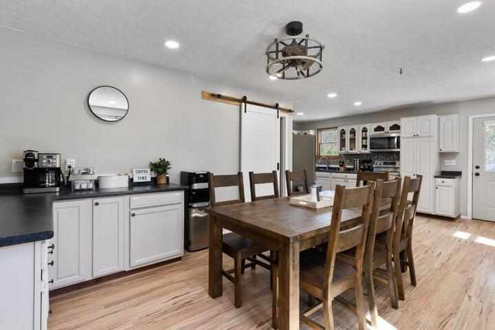 Spacious Cabin Near Hocking Hills and Caves with Hot Tub and Firepit