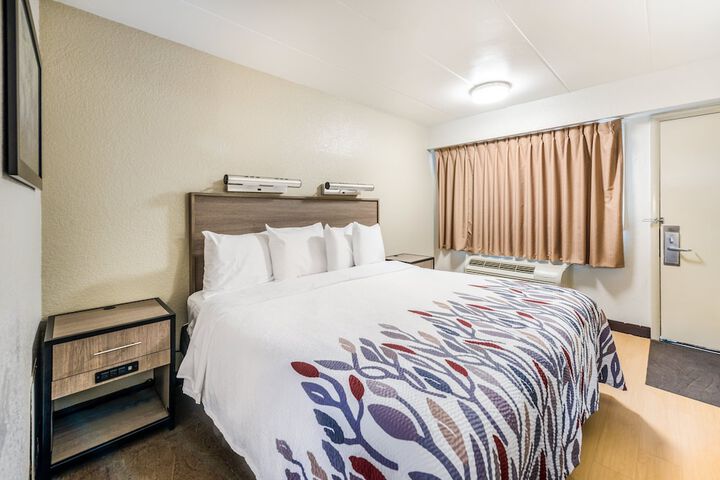 Room 17 of 28