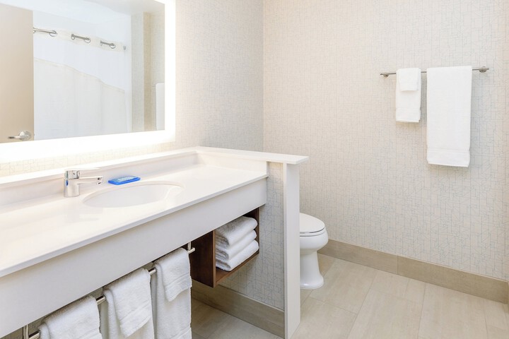 Holiday Inn Express & Suites Sturbridge by IHG