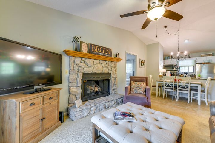 Bright Franklin Villa: Fireplace Golf Course View