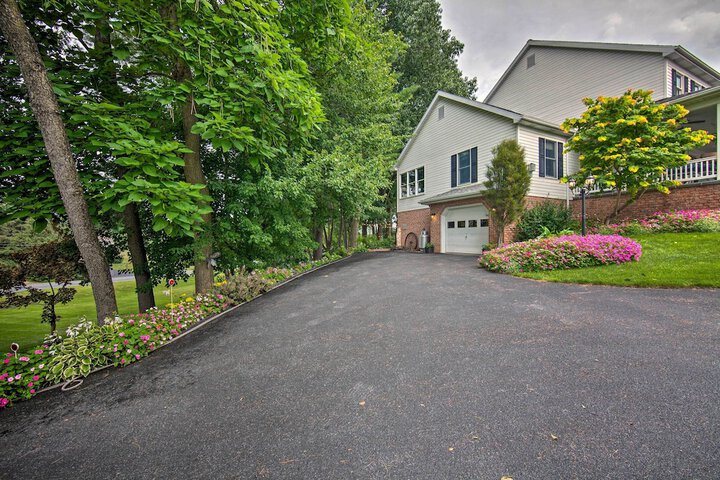 Charming Apartment w / Yard & Beautiful Gardens!