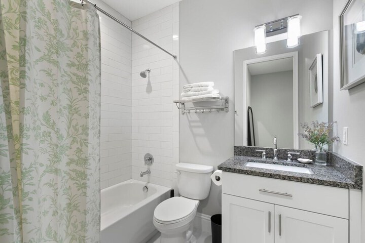 Canopy Cove Stunning 2BR Apt Heart of Downtown