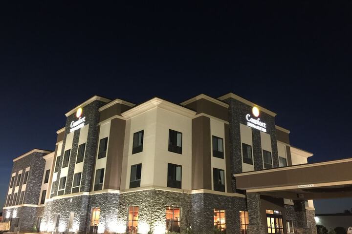 Comfort Inn & Suites Moore - Oklahoma City