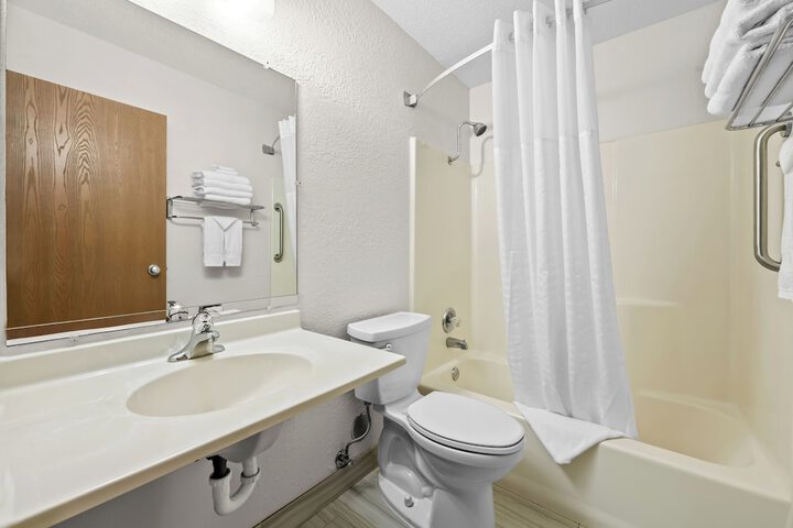 Super 8 by Wyndham Alexandria MN