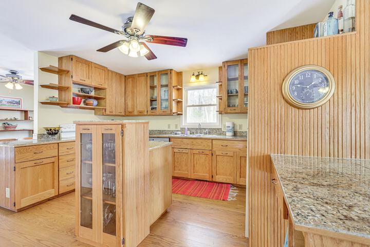 Family Home w / Game Room & Decks in Etlan!