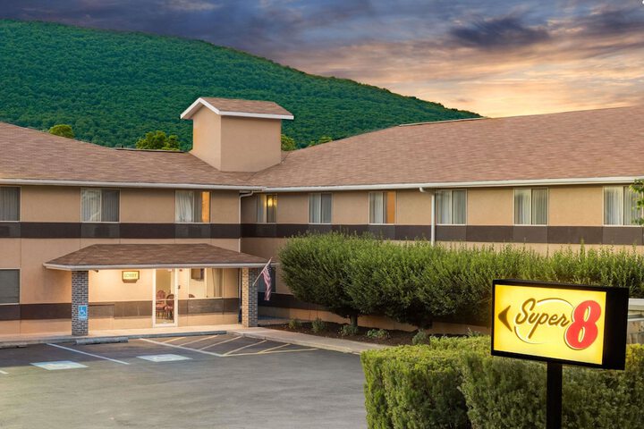 Super 8 by Wyndham Burnham / Lewistown