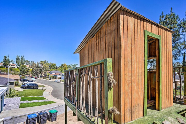 Sunny Orange County Abode w / Fire Pit & Backyard!