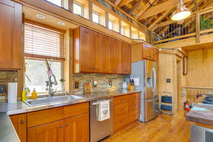 Serene Pacific Getaway: Deck Grill & Fire Pit!