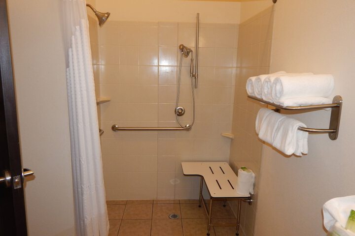Holiday Inn Express & Suites Washington - Meadow Lands by IHG