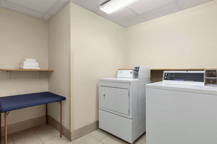 Super 8 by Wyndham Germantown / Milwaukee