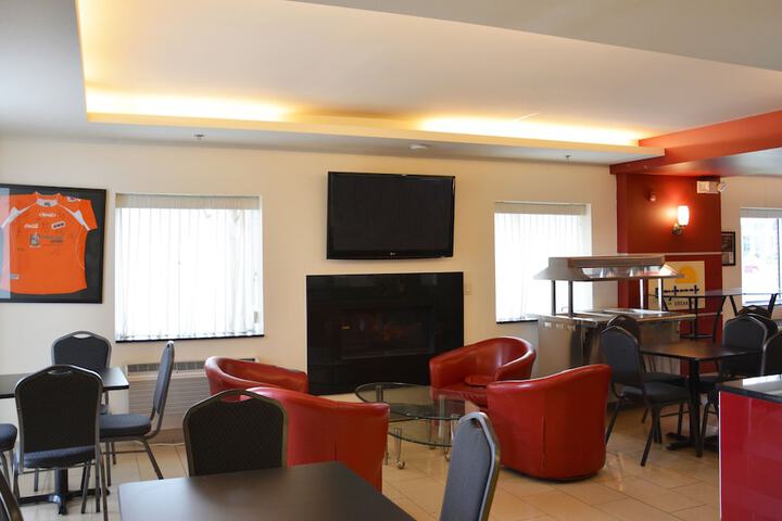 Days Inn & Suites by Wyndham Milwaukee