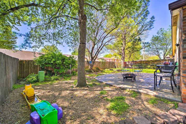 Family-friendly Broken Arrow Retreat w / Yard!