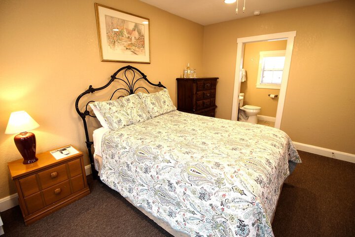 Peach Tree Inn & Suites