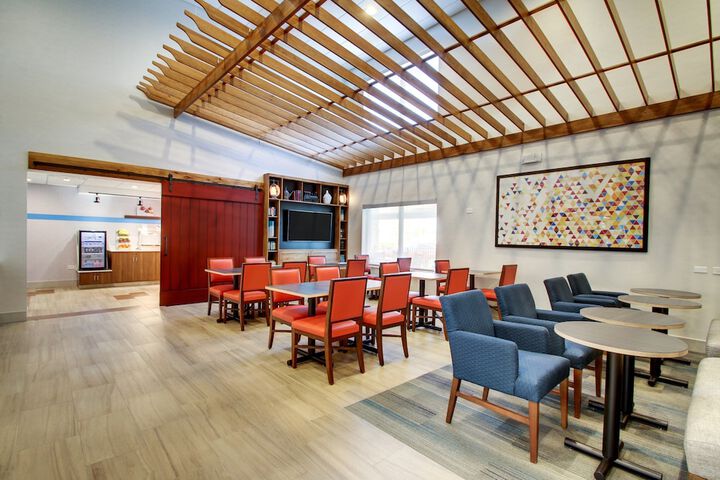Holiday Inn Express & Suites Aurora - Naperville by IHG