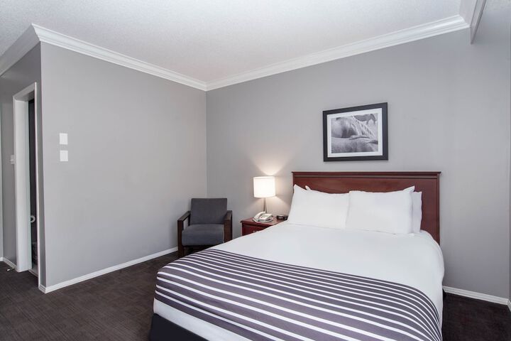 Room 6 of 28